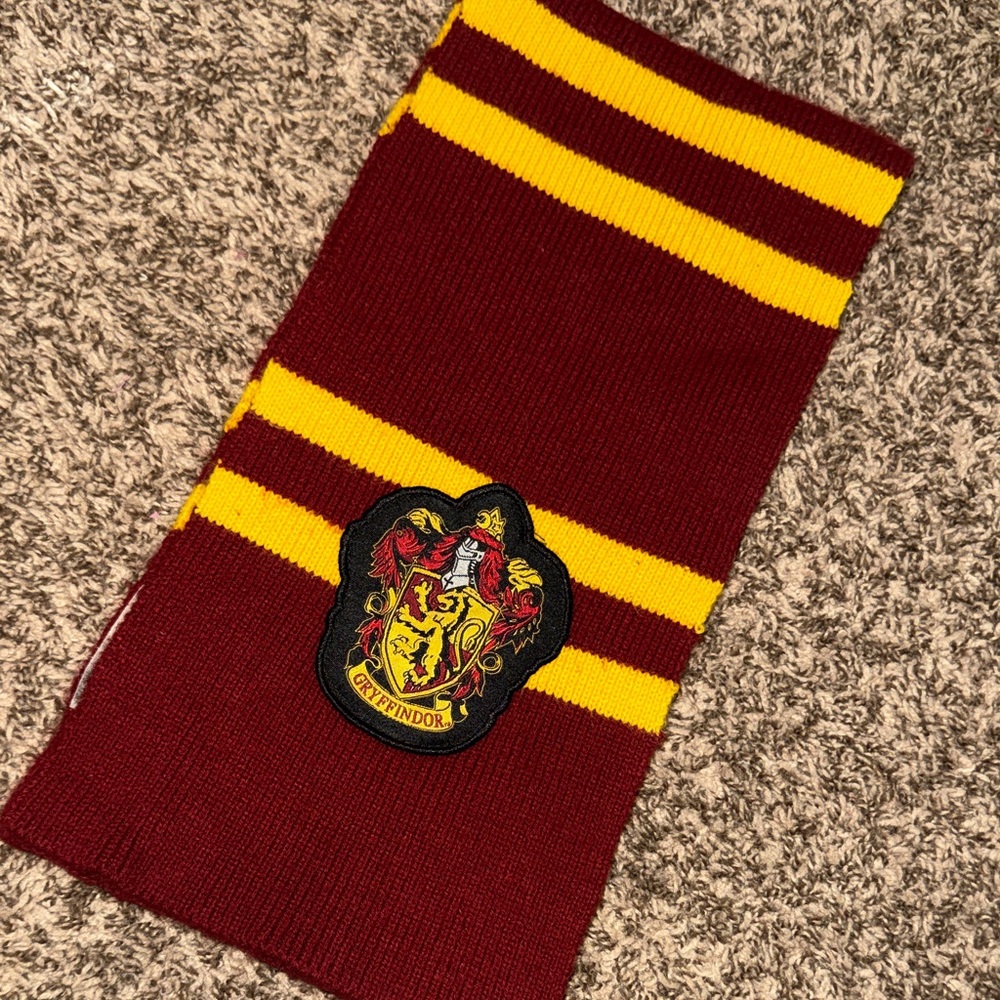 Wizarding World HARRY POTTER Gryffindor Scarf Maroon and Gold